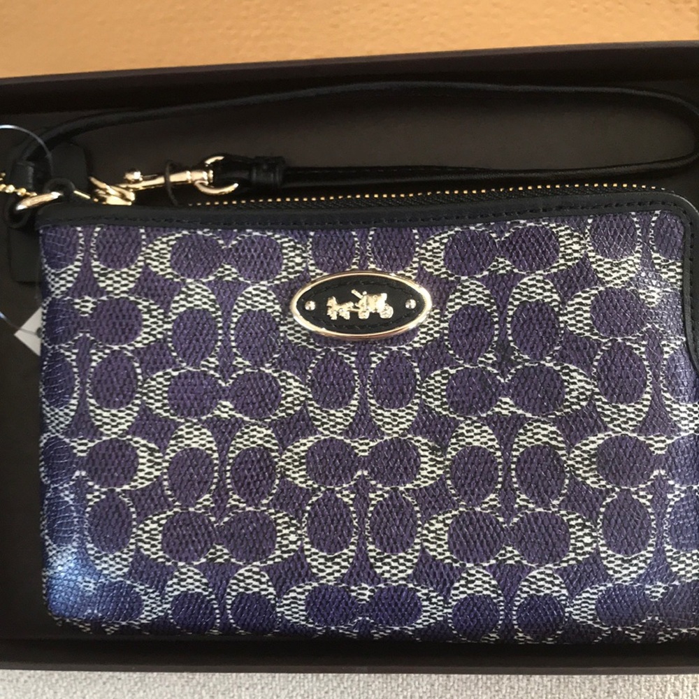 Coach ✨NWT ✨Boxed Signature Corner Zip wristlet. - Picture 2 of 5